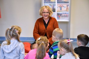 Na zdjęciu bibliotekarka prowadząca zajęcia.