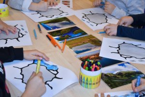 Na zdjęciu bibliotekarka prowadząca zajęcia.