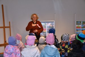 Na zdjęciu bibliotekarka prowadząca zajęcia.