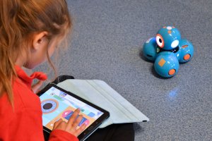 Na zdjęciu dzieci i roboty Dash i Dot.