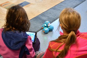 Na zdjęciu dzieci i roboty Dash i Dot.