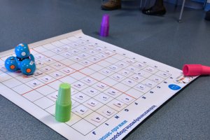 Na zdjęciu dzieci i roboty Dash i Dot.