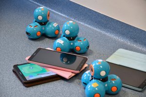 Na zdjęciu dzieci i roboty Dash i Dot.