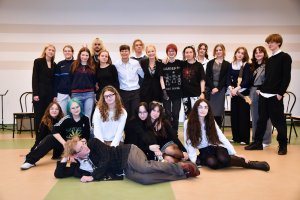 Na zdjęciu aktorzy biorący udział w wystąpieniu.