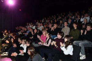 Na zdjęciu aktorzy biorący udział w wystąpieniu.