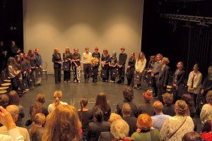 Na zdjęciu aktorzy biorący udział w wystąpieniu.