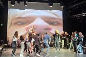 Na zdjęciu aktorzy biorący udział w wystąpieniu.