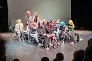 Na zdjęciu aktorzy biorący udział w wystąpieniu.