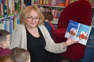 Na zdjęciu powadzaca zajęcia bibliotekarka z dziećmi.