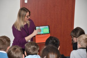 Na zdjęciu powadzaca zajęcia bibliotekarka z dziećmi.