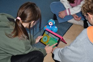 Na zdjęciu powadzaca zajęcia bibliotekarka z dziećmi.