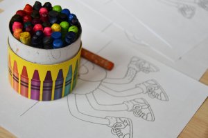 Na zdjęciu powadzaca zajęcia bibliotekarka z dziećmi.