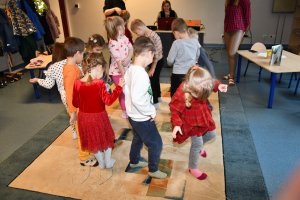 Na zdjęciu powadzaca zajęcia bibliotekarka z dziećmi.