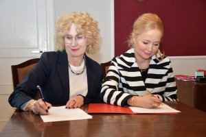 Na zdjęciu prof. dr hab. Beata Wojciechowska, Dyrektor Agnieszka Kuś oraz prof. dr hab. Piotr Zbróg