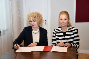 Na zdjęciu prof. dr hab. Beata Wojciechowska, Dyrektor Agnieszka Kuś oraz prof. dr hab. Piotr Zbróg