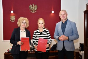 Na zdjęciu prof. dr hab. Beata Wojciechowska, Dyrektor Agnieszka Kuś oraz prof. dr hab. Piotr Zbróg