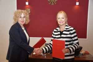 Na zdjęciu prof. dr hab. Beata Wojciechowska, Dyrektor Agnieszka Kuś oraz prof. dr hab. Piotr Zbróg