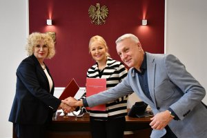 Na zdjęciu prof. dr hab. Beata Wojciechowska, Dyrektor Agnieszka Kuś oraz prof. dr hab. Piotr Zbróg