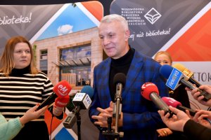 Na zdjęciu dyrektor biblioteki Agniezka Kuś