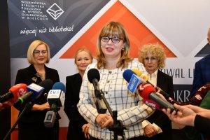 Na zdjęciu dyrektor biblioteki Agniezka Kuś