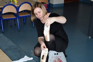 Na zdjęciu powadzaca zajęcia bibliotekarka z dziećmi.