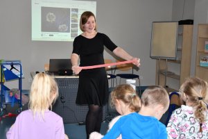 Na zdjęciu powadzaca zajęcia bibliotekarka z dziećmi.