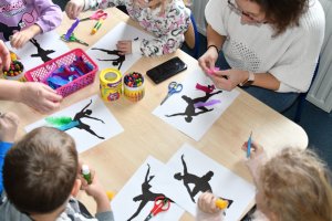 Na zdjęciu powadzaca zajęcia bibliotekarka z dziećmi.