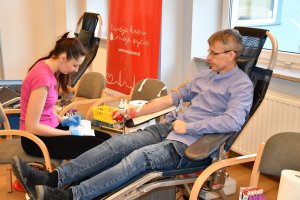 Na zdjęciu osoby oddające krew.