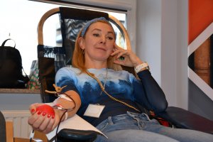 Na zdjęciu osoby oddające krew.