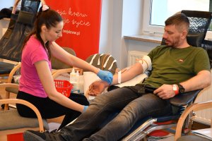 Na zdjęciu osoby oddające krew.