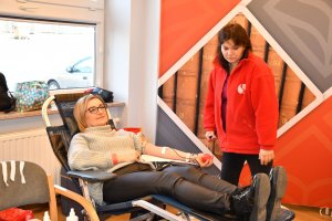 Na zdjęciu osoby oddające krew.