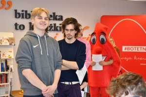 Na zdjęciu osoby oddające krew.