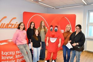 Na zdjęciu osoby oddające krew.