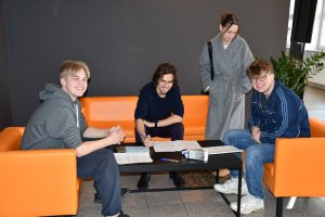 Na zdjęciu osoby oddające krew.