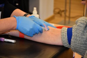 Na zdjęciu osoby oddające krew.