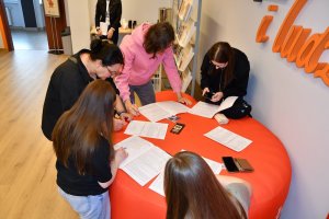 Na zdjęciu osoby oddające krew.