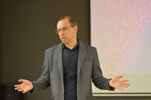 Na zdjęciu prowadzacy spotkanie