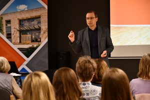 Na zdjęciu prowadzacy spotkanie