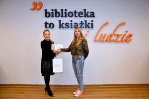 Na zdjęciu dyrektor biblioteki Agniezka Kuś