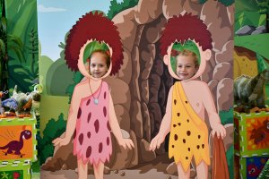 Na zdjęciu dzieci w czasie urodzin