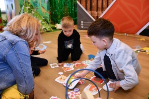 Na zdjęciu dzieci w czasie urodzin