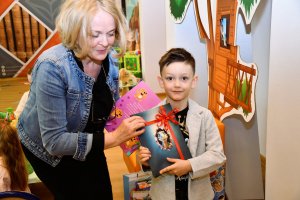 Na zdjęciu dzieci w czasie urodzin