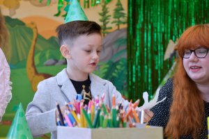 Na zdjęciu dzieci w czasie urodzin