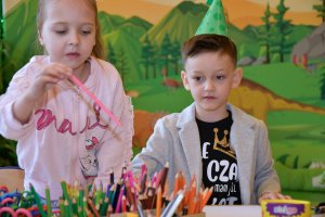 Na zdjęciu dzieci w czasie urodzin