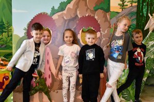 Na zdjęciu dzieci w czasie urodzin