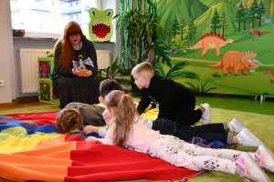 Na zdjęciu dzieci w czasie urodzin