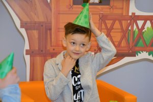 Na zdjęciu dzieci w czasie urodzin