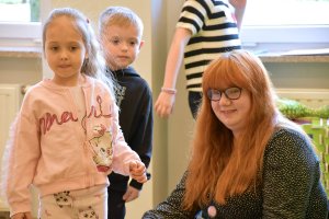 Na zdjęciu dzieci w czasie urodzin