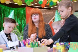 Na zdjęciu dzieci w czasie urodzin