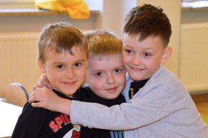 Na zdjęciu dzieci w czasie urodzin